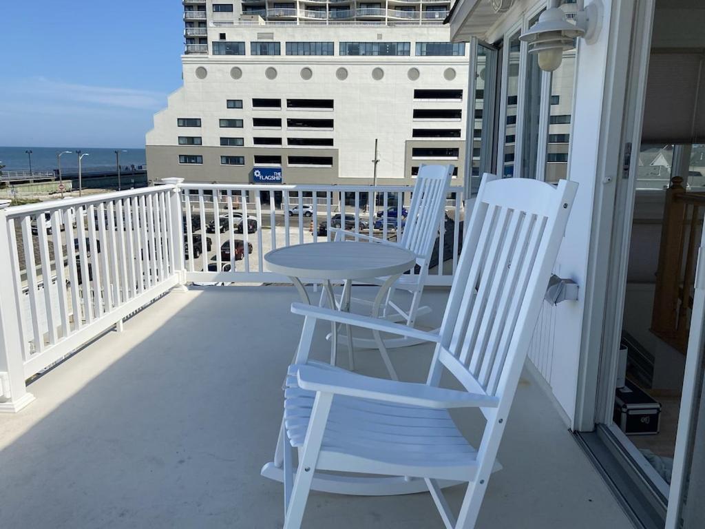 3 Bedroom Atlantic House Steps From Boardwalk, Beach, Shopping , Nightlife. Holiday home Atlantic City
