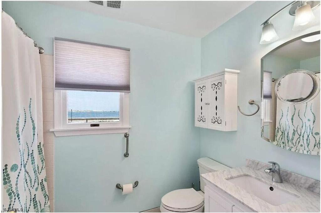 3 Bedroom Atlantic House Steps From Boardwalk, Beach, Shopping , Nightlife. * Atlantic City