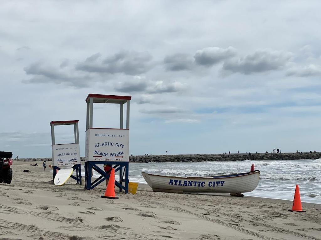 3 Bedroom Atlantic House Steps From Boardwalk, Beach, Shopping , Nightlife. Сasa de vacaciones Atlantic City