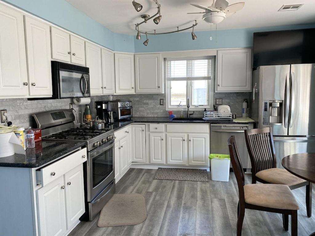 3 Bedroom Atlantic House Steps From Boardwalk, Beach, Shopping , Nightlife. * Atlantic City
